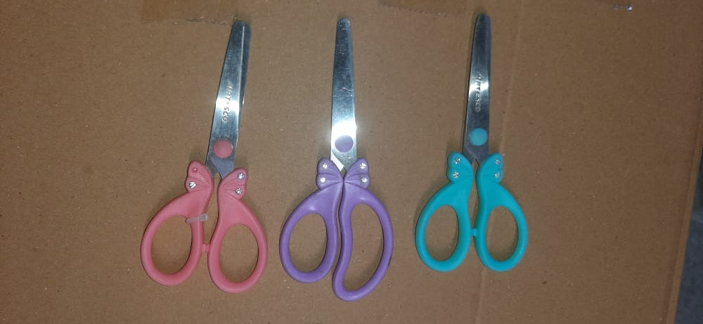 9122 MULTIPURPOSE FANCY SCISSOR | COMFORT GRIP HANDLE AND STAINLESS STEEL BLADES | PAPER, PHOTOS, CRAFTS (1PC) DeoDap 9122 MULTIPURPOSE FANCY SCISSOR | COMFORT GRIP HANDLE AND STAINLESS STEEL BLADES | PAPER, PHOTOS, CRAFTS (1PC) DeoDap